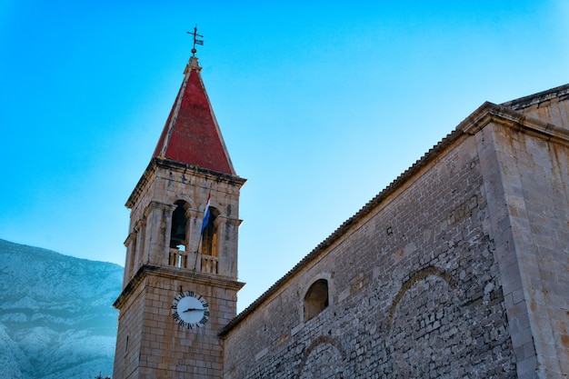 Igreja medieval no centro histórico de Makarska, Croácia.