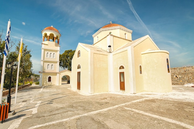 Igreja na aldeia de Perdika em Egina