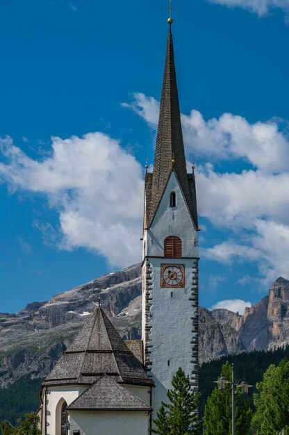 Igreja na aldeia montanhosa de La Villa, Val Badia, no coração das Dolomitas