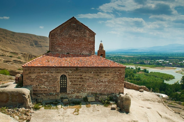 Igreja na antiga cidade pagã da caverna uplistsihe na geórgia