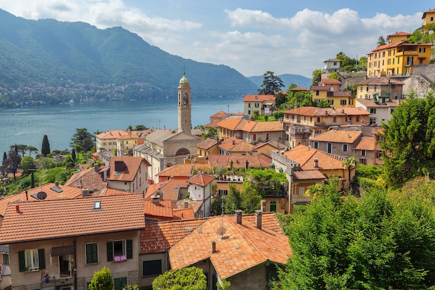 Igreja na cidade na costa do lago Como