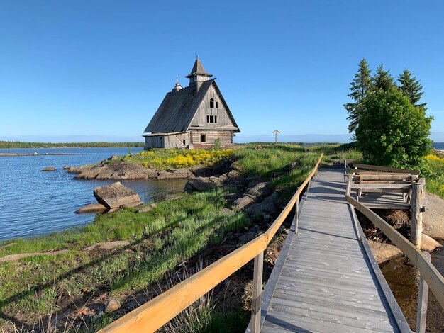 Igreja na costa do mar perto de Rabocheostrovsk Karelia Rússia junho 2019