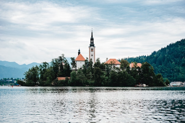 Igreja na ilha no meio do Lago Bled, na Eslovênia
