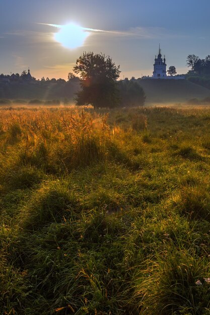 Foto igreja na paisagem de prado de manhã de colina