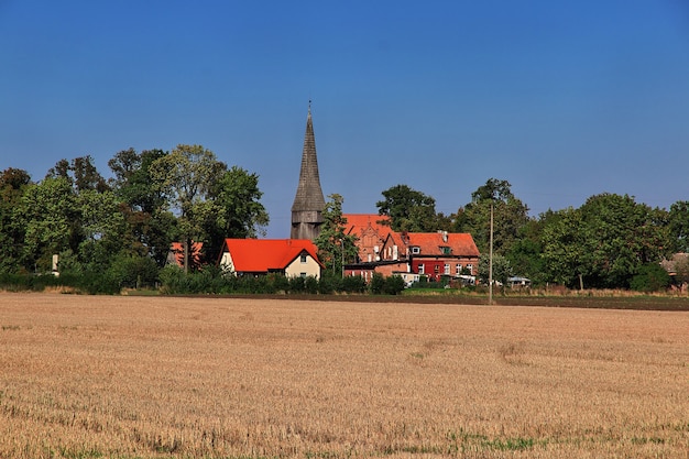 Igreja na pequena aldeia da Polônia