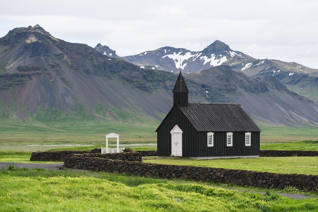 Igreja negra na aldeia de Budir Islândia