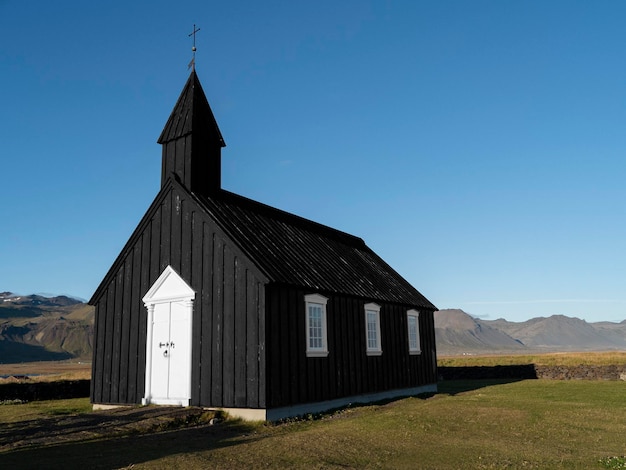 Igreja negra nas paisagens da Islândia