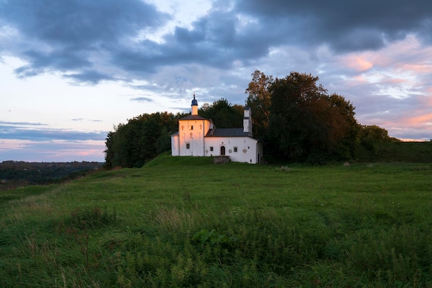 Igreja Nikolskaya na região de Truvorov Gorodishche Izborsk Pskov Rússia