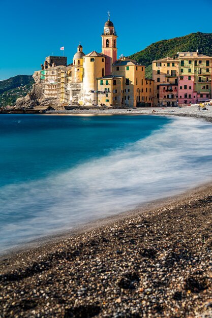 Igreja no mar, na antiga vila de camogli, na riviera italiana