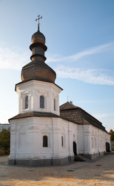 Igreja no território de "Mykhailiv'skyj Sobor" (catedral ortodoxa cristã). Centro da cidade de Kiev, Ucrânia.