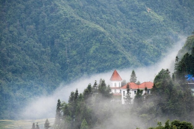 Igreja no vale na névoa da manhã em Sapa