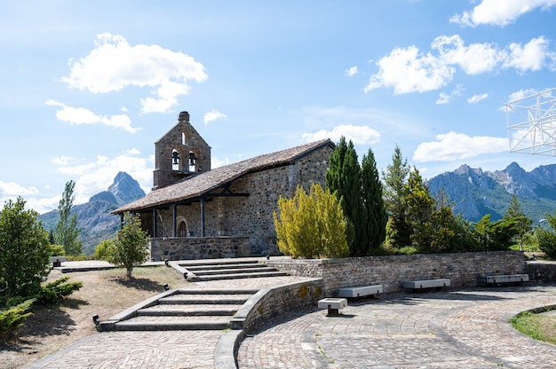 Igreja Nuestra Señora del Rosario. Igreja românica em Riano, Espanha.