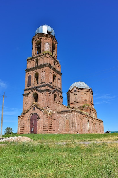 Igreja ortodoxa abandonada de tijolos antigos, uma igreja abandonada na aldeia