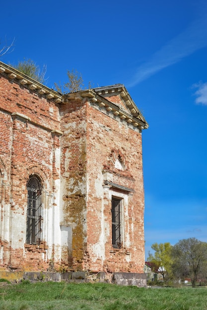 Igreja ortodoxa abandonada templo abandonado com colunas