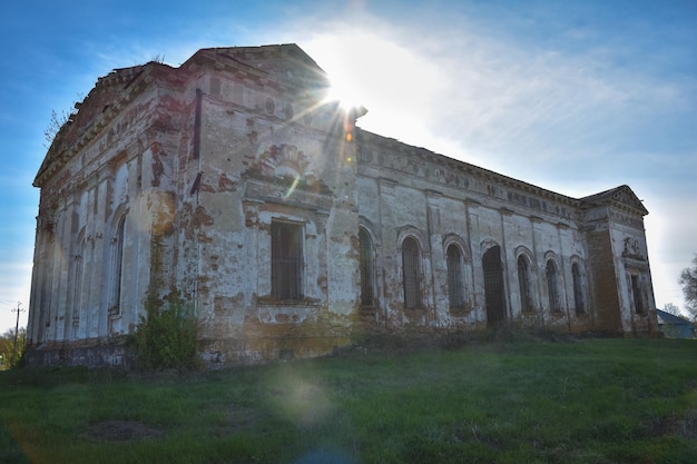 Igreja ortodoxa abandonada templo abandonado com colunas