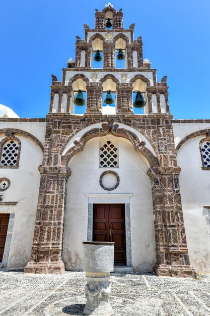 Igreja ortodoxa com sua fachada de campanário de vários níveis em Emporio Santorini, Grécia