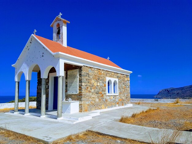 Foto igreja ortodoxa contra o céu azul claro