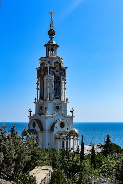 Igreja Ortodoxa de São Nicolau, o Wonderworker contra o céu azul na costa sul da Crimeia Rússia