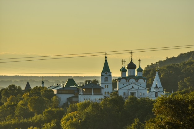 Igreja Ortodoxa em Dawn na floresta