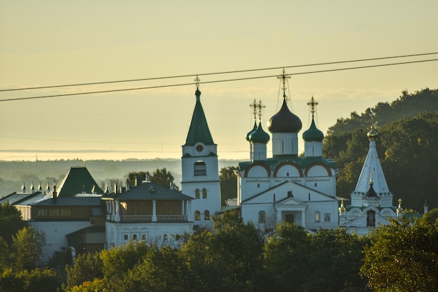 Igreja Ortodoxa em Dawn na floresta