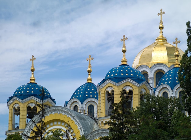 Igreja Ortodoxa em Kiev contra o céu