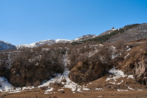 Igreja Ortodoxa Gergeti da Santíssima Trindade nas montanhas da Geórgia. Um autêntico lugar espiritual