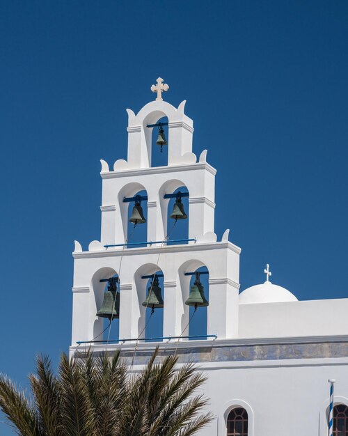 Igreja ortodoxa grega tradicional com torre de sino na aldeia de Oia em Santorini