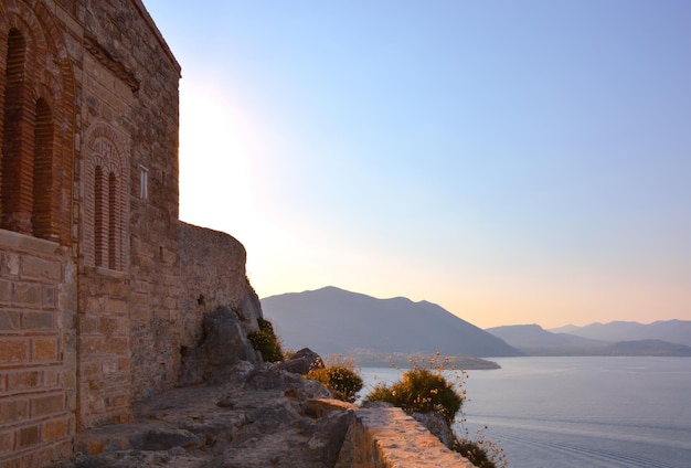 Igreja Ortodoxa Hagia Sophia na cidade alta em Monemvasia e no Peloponeso na Grécia