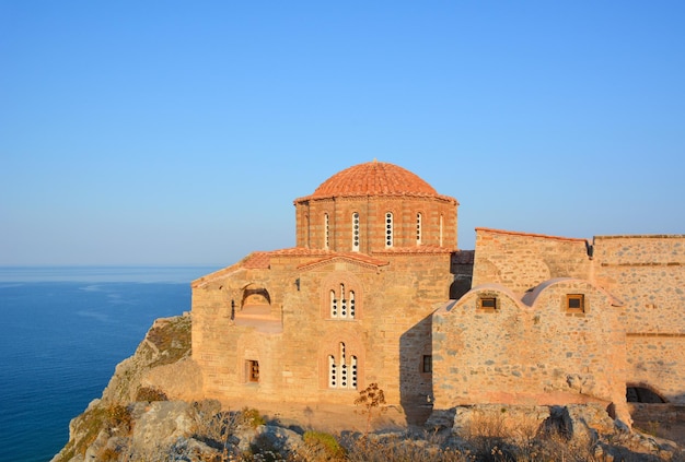 Igreja Ortodoxa Hagia Sophia na cidade alta em Monemvasia e no Peloponeso na Grécia