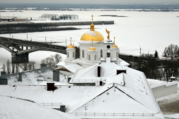 Igreja Ortodoxa no inverno na neve. Nizhny Novgorod