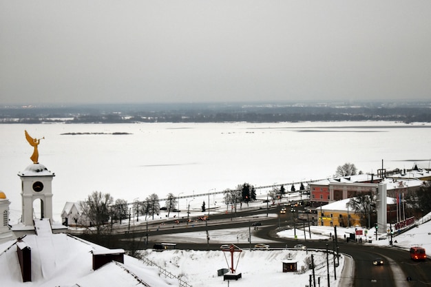 Igreja ortodoxa no inverno na neve. nizhny novgorod