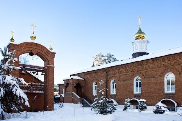 Igreja ortodoxa perto da torre do sino no inverno na Rússia