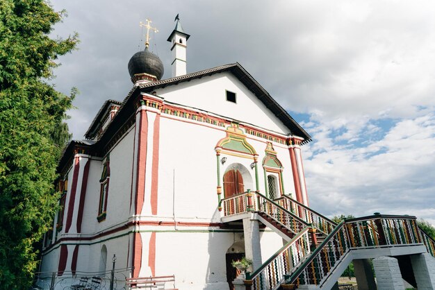 Foto igreja ortodoxa russa na antiga cidade histórica de kolomna, rússia, área de moscou, maio de 2022