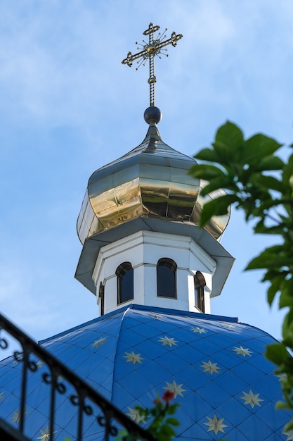 Igreja Ortodoxa Ucraniana de Kiev contra o fundo de um céu azul sem nuvens de verão