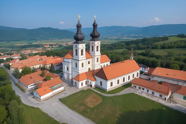 Foto igreja paroquial da assunção da virgem maria e mosteiro franciscano em klanjec, croácia