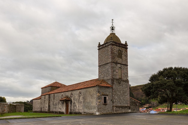 Igreja paroquial de san roman, século xviii. sugestão. astúrias. espanha