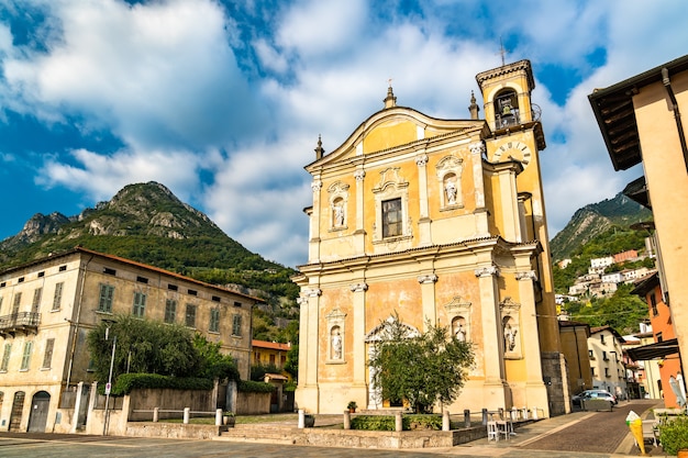 Igreja paroquial em Marone no Lago Iseo no norte da Itália