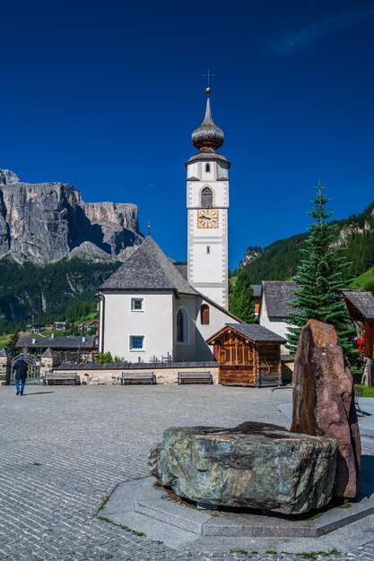 Igreja paroquial na aldeia montanhosa de Calfusch, em Val Badia, no coração das Dolomitas