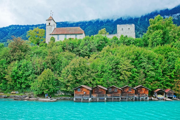 Igreja Paroquial no Lago Brienz e montanha Brienzer Rothorn em Interlaken no Cantão de Berna na Suíça