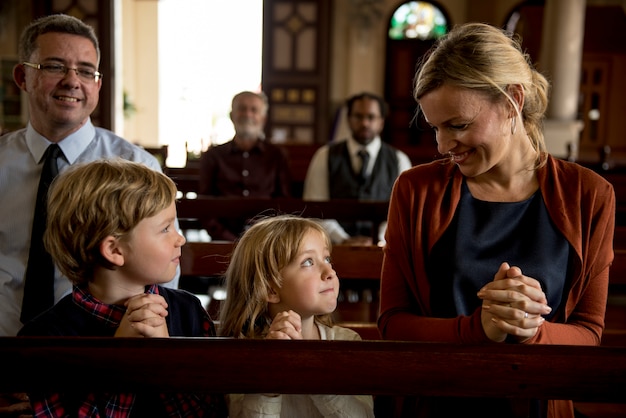 Igreja pessoas acreditam fé religiosa