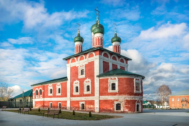 Igreja Red Smolensk no Mosteiro da Epifania em Uglich e flores sob os raios do sol de outono