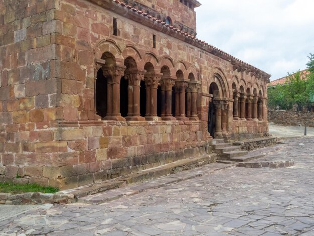 Igreja românica de San Esteban Protomartir Galeria porticada do século XII
