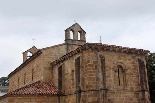 Igreja românica de Santa Mara de la Oliva em Villaviciosa Astúrias