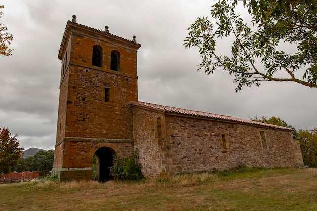 Igreja românica de santa maria la mayor de villacantid cantabria