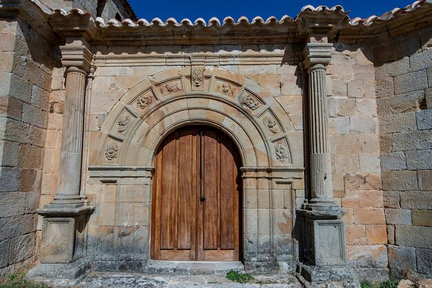 Igreja românica de santiago apostol em cezura em palencia