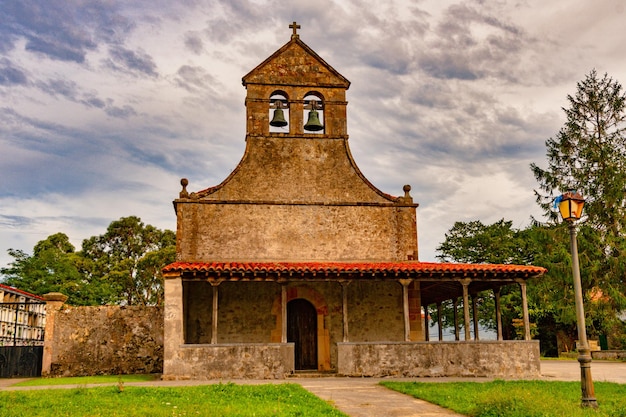 Foto igreja românica de santiago de gobiendes