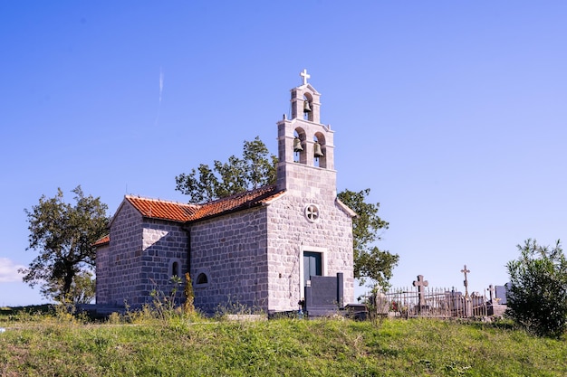 Igreja rural com um pequeno cemitério no topo de uma colina Montenegro