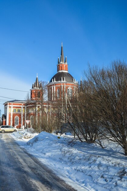 Igreja rural no inverno nos subúrbios