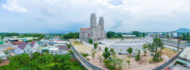 Igreja Song Vinh, também conhecida como Paróquia Song Vinh em Phu My, que atrai turistas para visitar espiritualmente nos fins de semana em Vung Tau Vietnam A Igreja Song Vinh tem construção semelhante à França