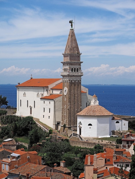 Igreja tradicional pelo mar contra o céu